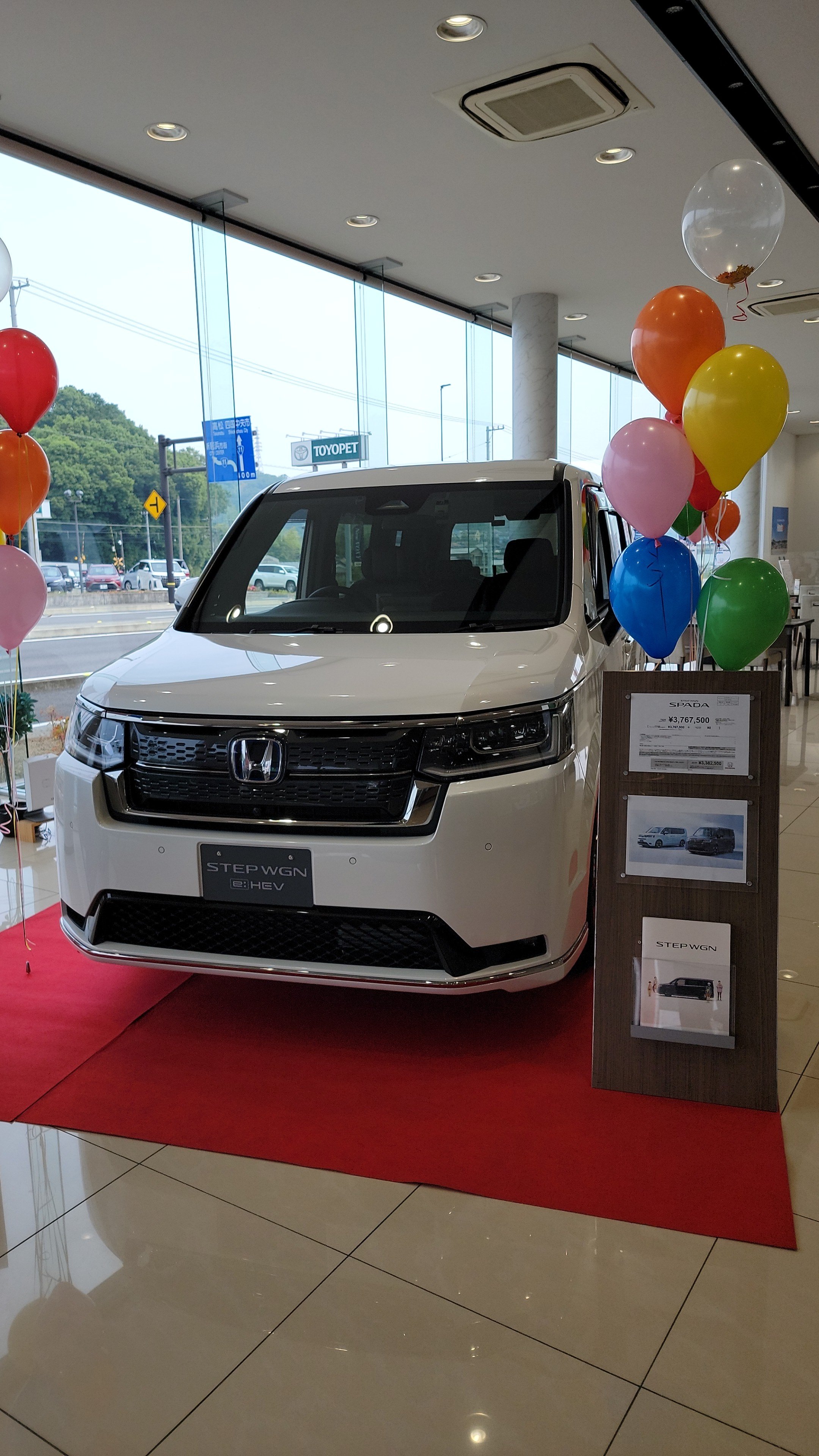 تويتر アーリー على تويتر 新型ステップワゴン 早速見てきました 前モデルよりシンプルでかっこいいのでは ステップワゴン T Co Cicbjyzvvf