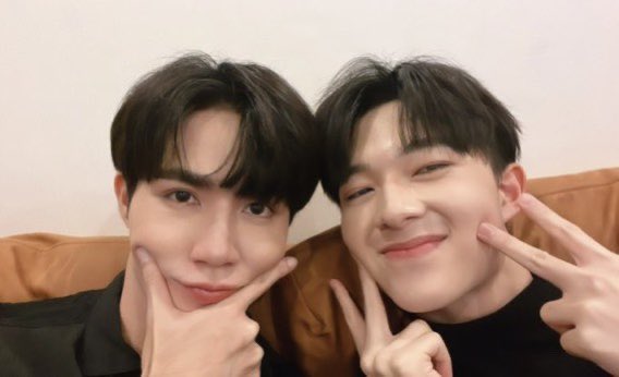 ZNTY555's tweet image. Familiar brown sofa🛋

 #ZeeNuNew
 #ซนซน