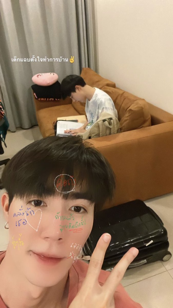 ZNTY555's tweet image. Familiar brown sofa🛋

 #ZeeNuNew
 #ซนซน