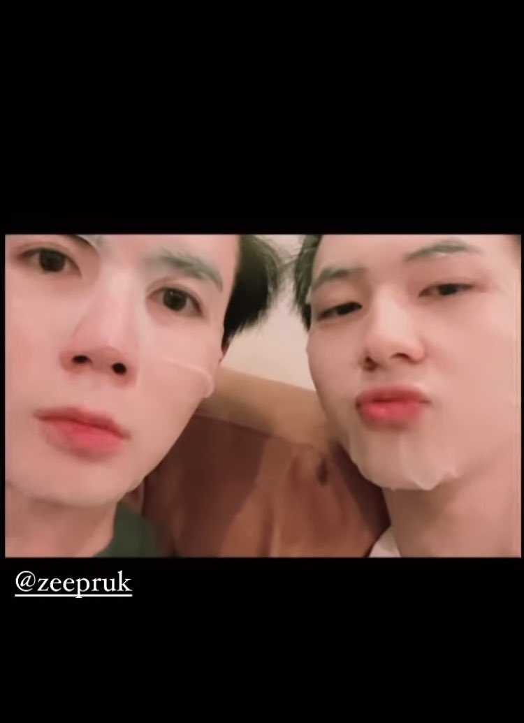 ZNTY555's tweet image. Familiar brown sofa🛋

 #ZeeNuNew
 #ซนซน