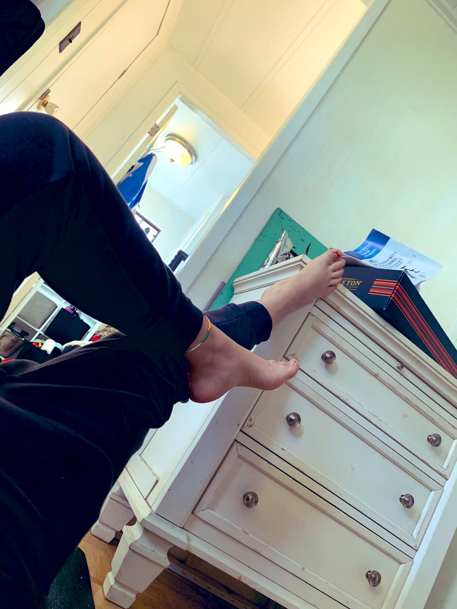 Crypto_Tania's tweet photo. I got feet that need a pedicure !!  And I gotta loose 20 lbs to get back to my fitness self 💕 #ihatelife :) 🤗🤍 https://t.co/2b6oa7ODdd