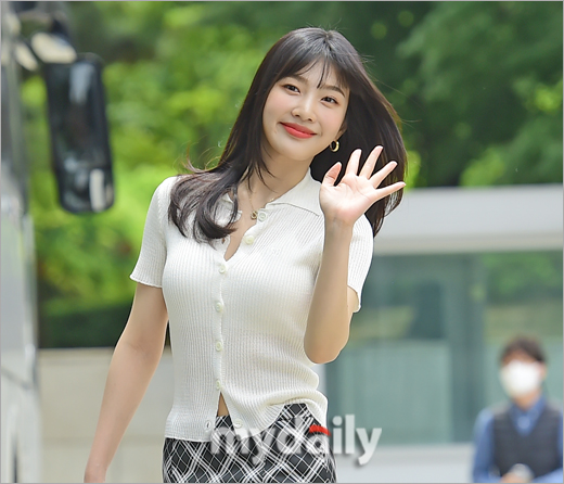 [INFO] Actress Park Sooyoung (Joy) is confirmed to have been cast as the female lead 'Ahn Jayoung' in Kakao TV's original new drama "Accidental Country Diary" (어쩌다 전원일기). The...