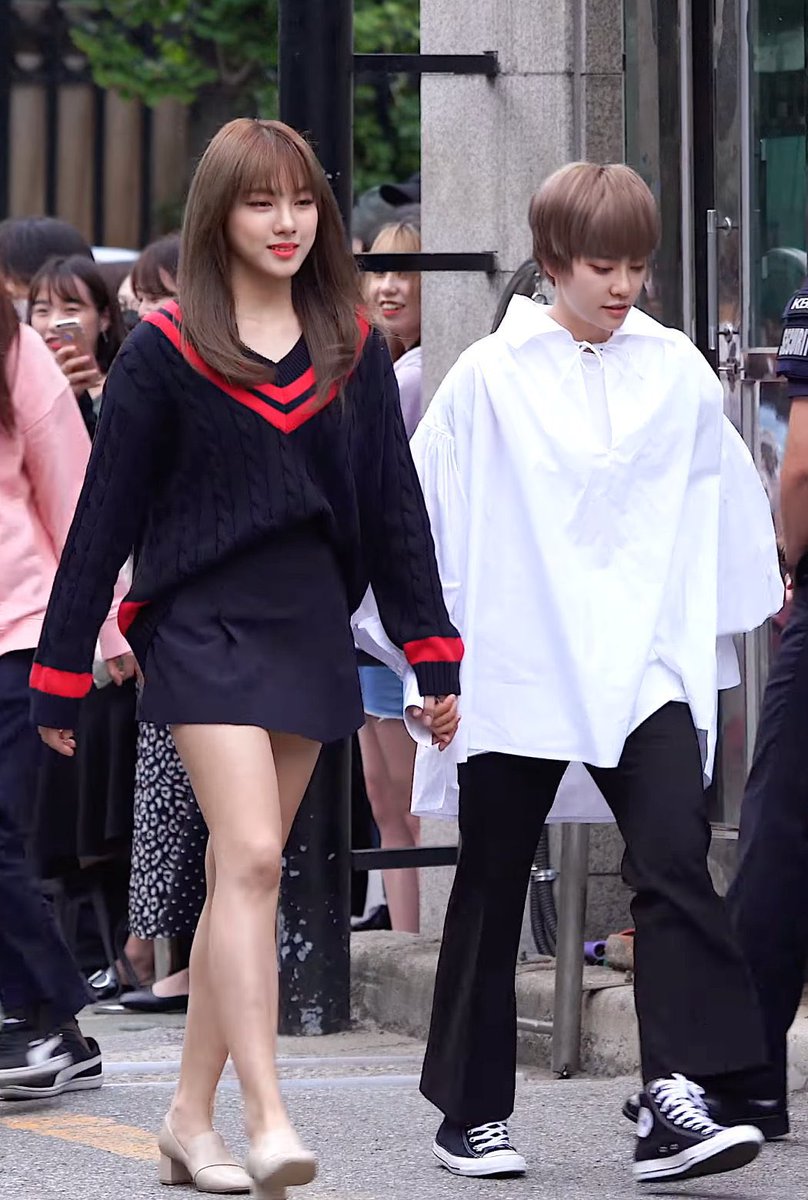 sosothinkr's tweet photo. hold on to your tall friend’s hand while crossing the street stay safe ❤️

»» #GWSN #SOSO #MIYA #공원소녀 #소소 #미야 #OurMoonlightMiyaDay #공원의_고양이_서른번_야옹해 «« https://t.co/8gots3uGQU
