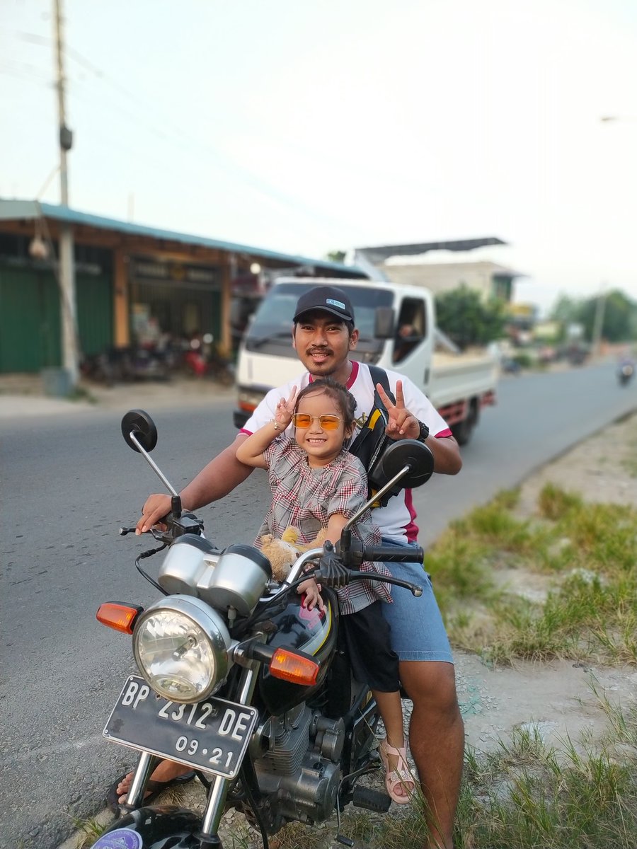 herapinocchio's tweet photo. Motor lagend dulu yg dibonceng mama nya skrng anaknya😅, mana lg mereka berdua https://t.co/ipUflgq1zm🤣 https://t.co/OfC7g4c5h2