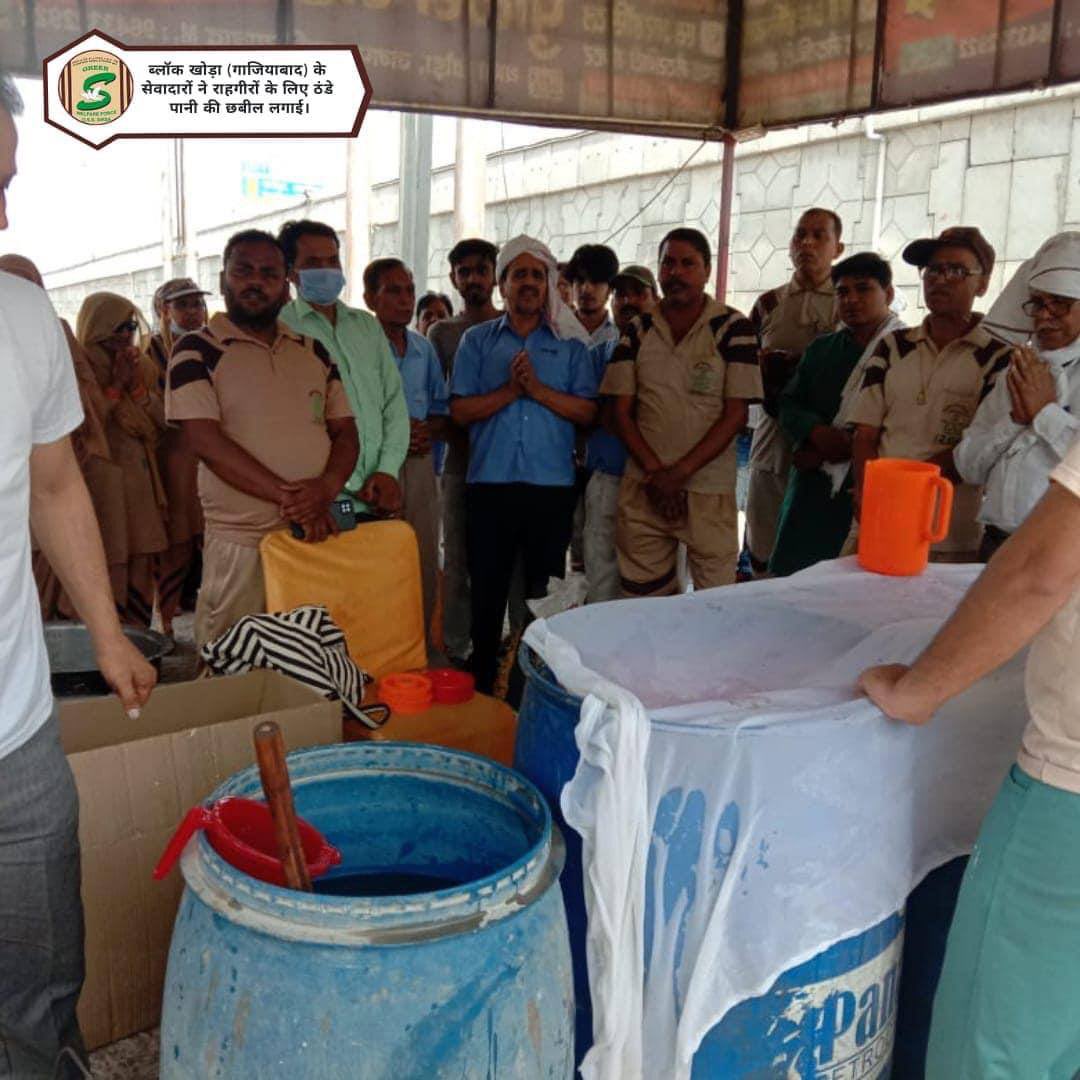 Through #WaterFacility Volunteers are busy in #BeatTheHeat through giving water to thirsty people in the rising temperature currently, where everyone is enjoying summers at their home .Dera Sacha Sauda volunteers are giving their services everywhere.