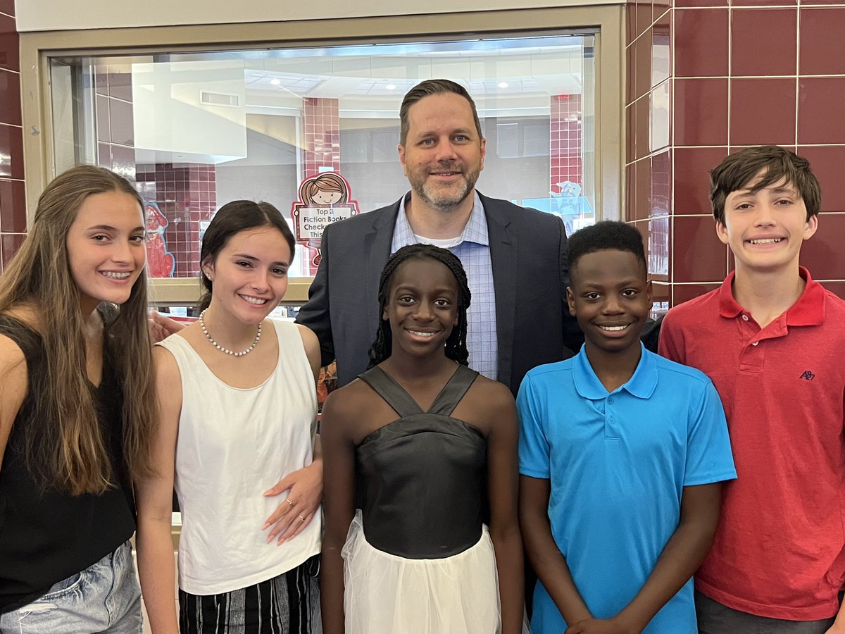 FiveInSix's tweet photo. A chapter has ended for the Hewitt family. We graduated our last child from elementary school! We are so grateful for the awesome teachers and administrators our kids have had in their time at @HospElementary! Congrats to sweet Hope!  @PrincipalElse @friscoisd https://t.co/Khlfjy8Tz3