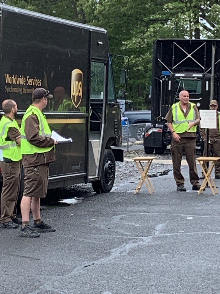 UPSManJohn's tweet photo. How did I miss posting our #GuardGateActivity? Here’s 2 tables, one is 2’ from a vehicle, the other is 6’. On which one would you place your cell phone to keep it safe? Make sure to practice #SafeSix by leaving 6’ of Space between your vehicle and stationary objects. https://t.co/WimUyMeVlZ