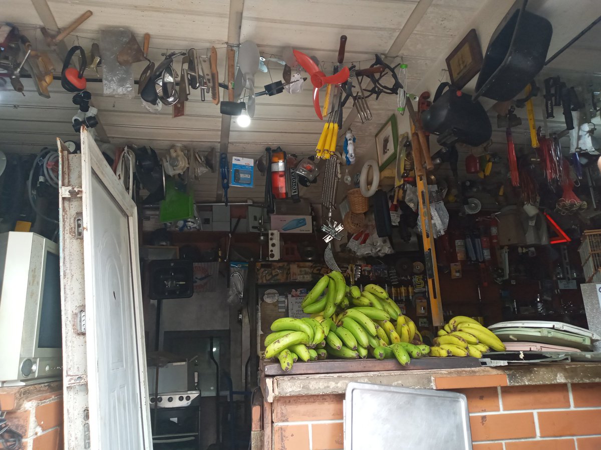 lupitacgtv's tweet photo. Este es un señor que tiene muchos cosas usadas para venta en la Guaira. De todo tiene 

Hasta la #Guayanesa llegó allí https://t.co/gcmxcNeEEZ