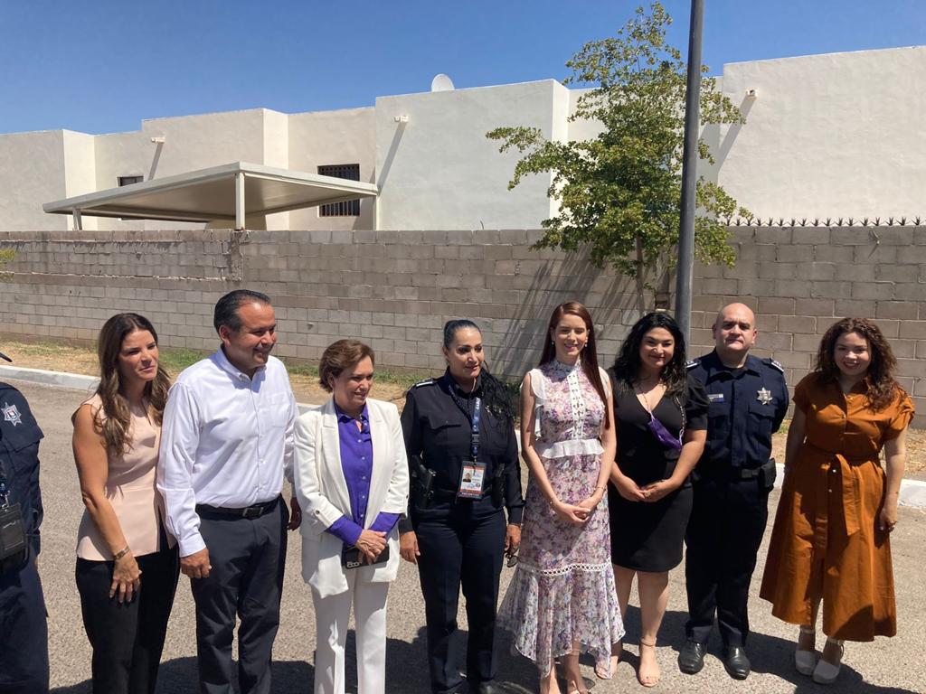 EmilioHoyos777's tweet photo. Hoy arrancamos con la Unidad de Género en @Policia_HMO además @tonoastiazaran entregó 3 patrullas al #GEAVI
Nuestro compromiso no es únicamente acudir al llamado #911 sino brindar orientación de calidad con perspectiva de género y enfoque #DDHH a las víctimas de violencia. https://t.co/z52E0S3Pcq