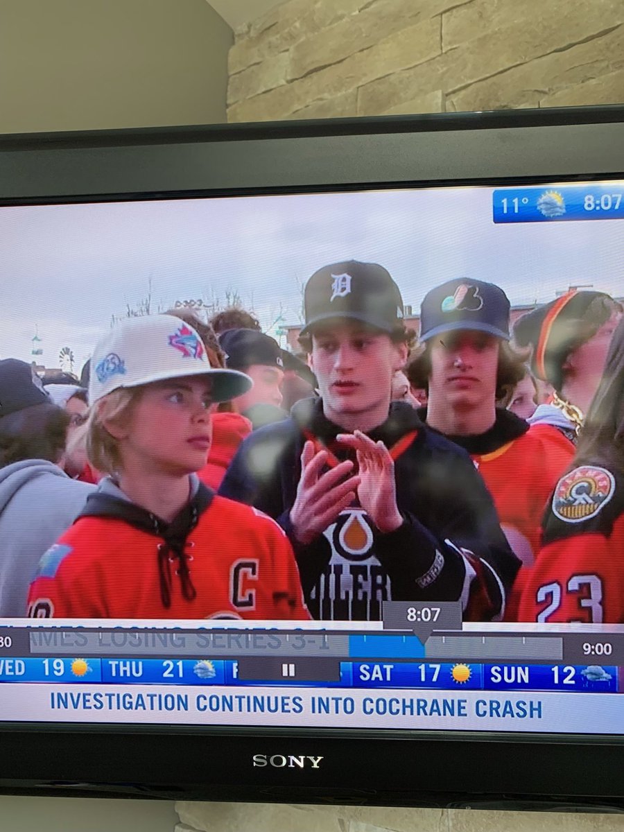 FirehawksHockey's tweet photo. Here are some β07 Firehawks enjoying - some more than others - the #BattleofAlberta at #RedLot last night. Coach @Darren_Rommer22 is going to bench you for that jersey, Benny. #GoFlamesGo π₯π¦
https://t.co/Q33xThPXj2