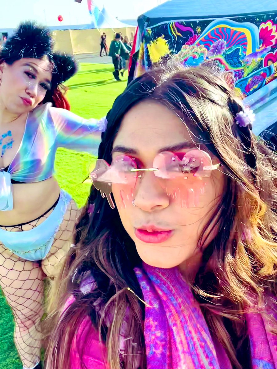 highaileen's tweet photo. EDCLV with my cinnnn ✨ https://t.co/aUez7asSfn