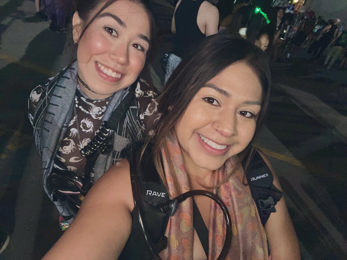 highaileen's tweet photo. EDCLV with my cinnnn ✨ https://t.co/aUez7asSfn