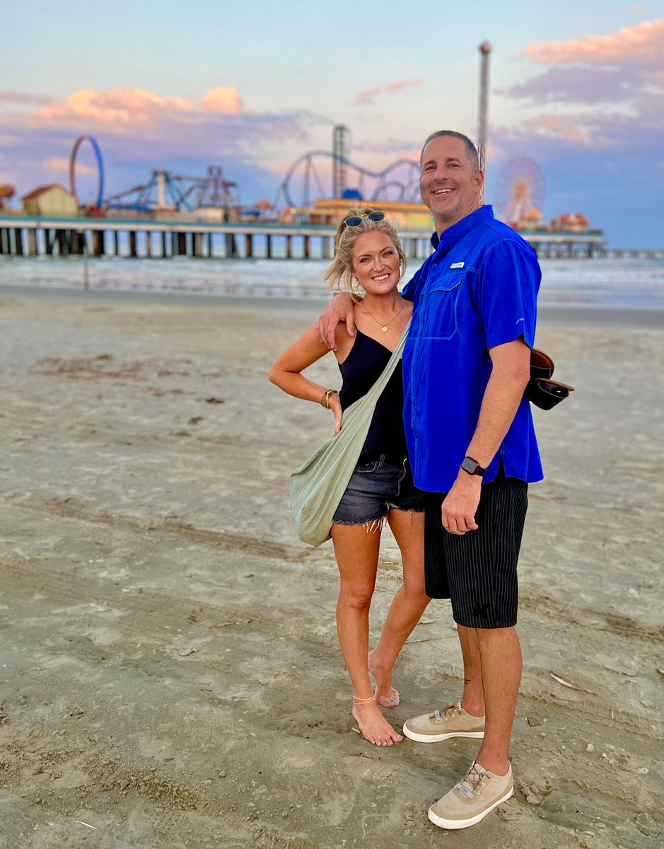 BMassey512's tweet photo. Today we salute you Mr. Random Guy in a Hawaiian Shirt…..you were able to capture this incredible picture of me with this stunning woman on her birthday getaway.  #love #realmanofgenius #EbruSahin #FreeDonaldTrumpsAccount https://t.co/UQQ8dsUfpp