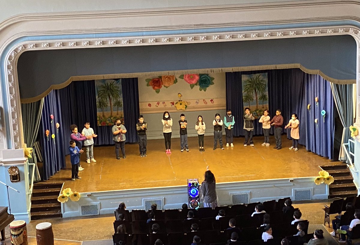 EberhartSchool's tweet image. ☺️👇🦅💚💛
#SpringAssembly
#EaglesGotTalent