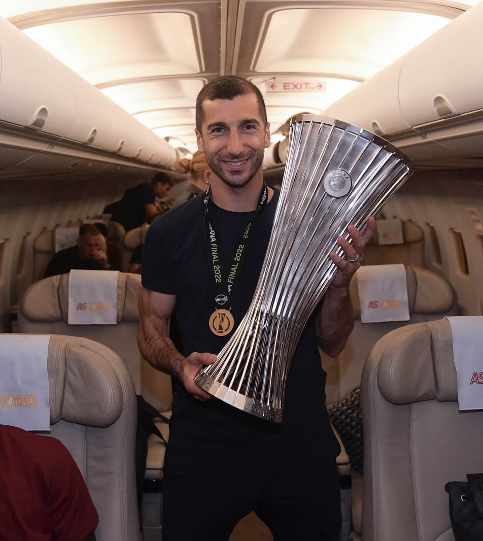 HenrikhMkh's tweet photo. We bring it Rome 😍🏆🇮🇹 @OfficialASRoma #UECLfinal https://t.co/auV4fC15g4