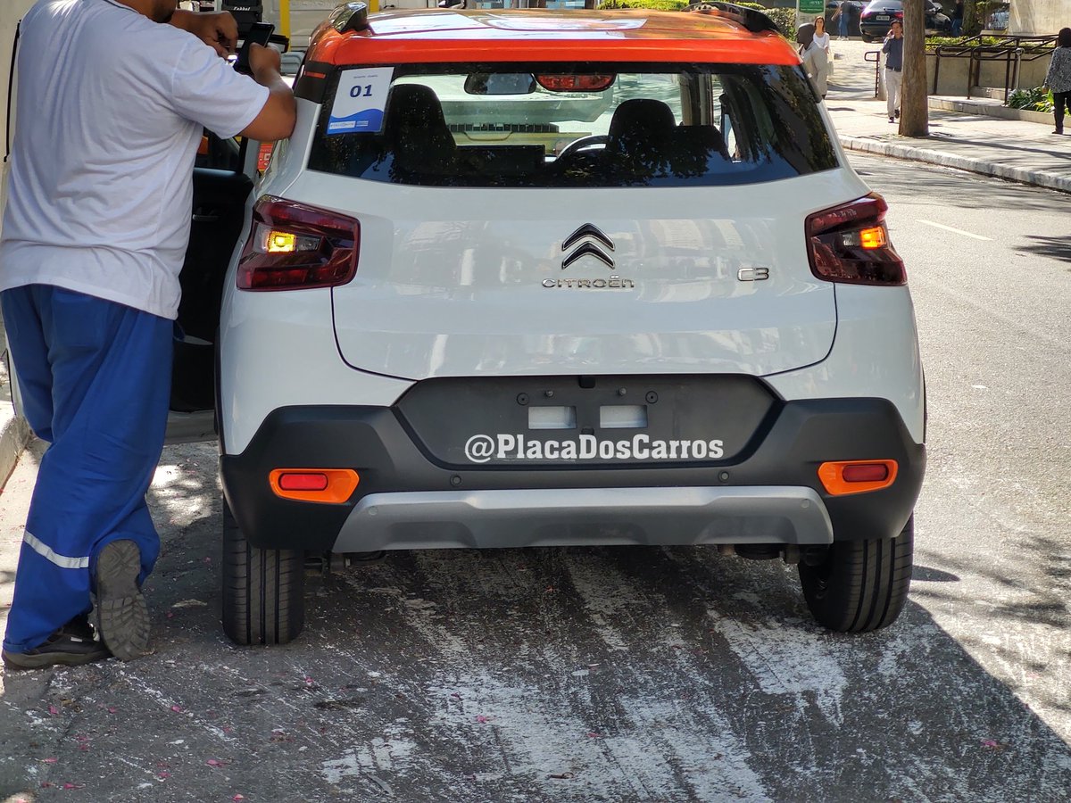 PlacaDosCarros's tweet photo. Citroen C3 com volante na direita apareceu em São Paulo! O que a @StellantisLATAM está fazendo? #CitroenC3 https://t.co/XYT8BMNggO
