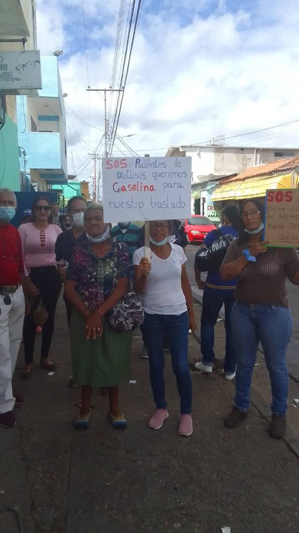 MarketingVlp's tweet photo. #protesta Pacientes con problemas renales que ameritan la diálisis protestaron la mañana de este martes #24may solicitando a las autoridades sean surtidos de combustible para poder trasladarse a cumplir su tratamiento.
#valledelapascua #guarico  #salud #hemodialisis #gasolina https://t.co/MIjhsGnQsO