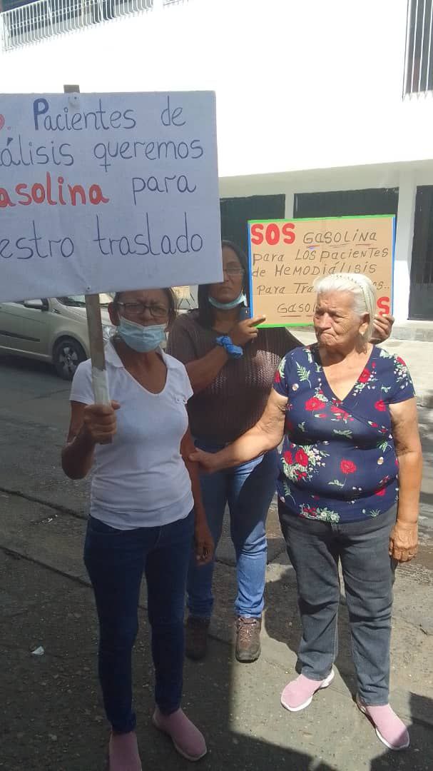 MarketingVlp's tweet photo. #protesta Pacientes con problemas renales que ameritan la diálisis protestaron la mañana de este martes #24may solicitando a las autoridades sean surtidos de combustible para poder trasladarse a cumplir su tratamiento.
#valledelapascua #guarico  #salud #hemodialisis #gasolina https://t.co/MIjhsGnQsO