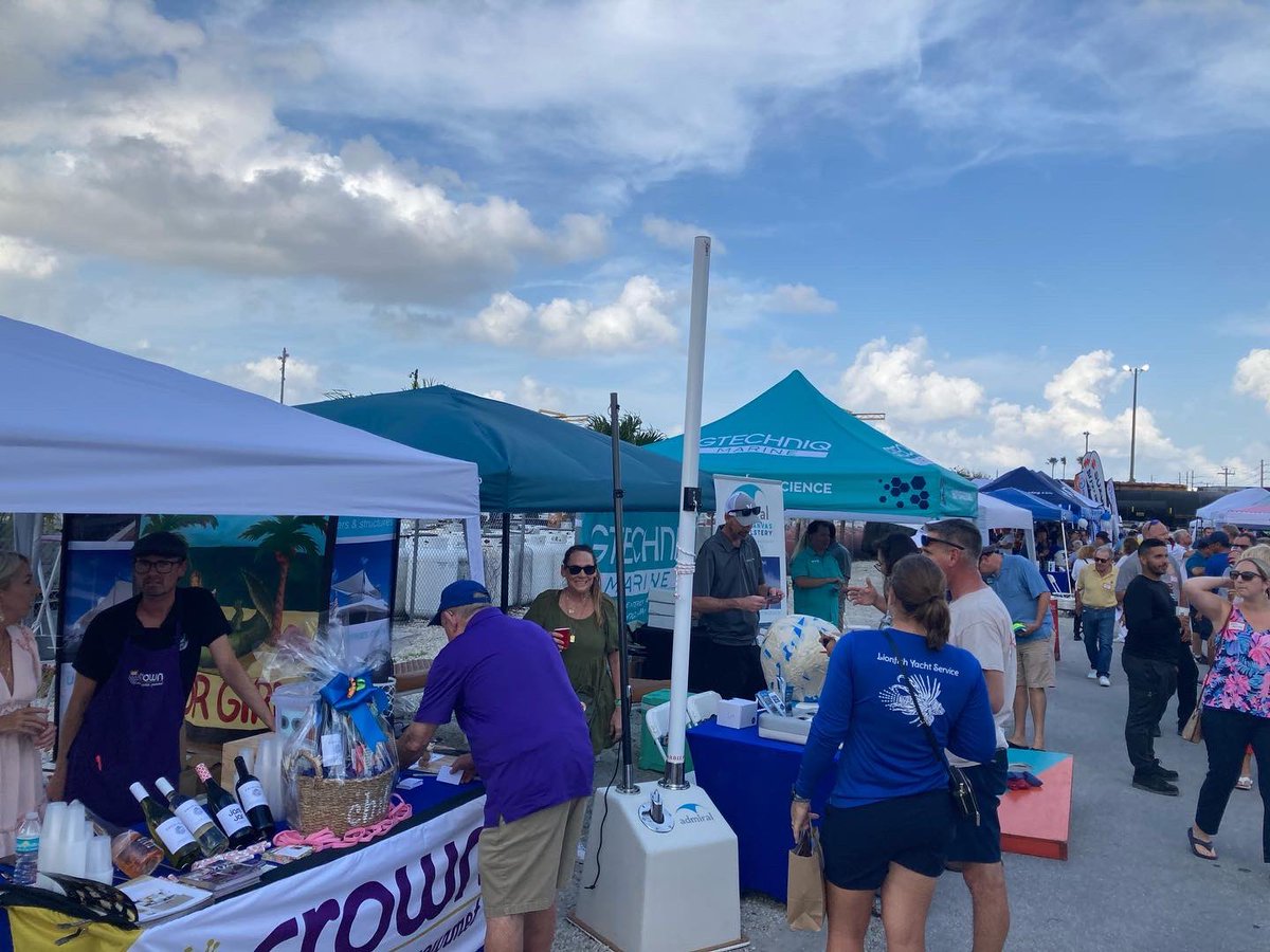 AdmiralCanvas's tweet photo. Great turn out at the @TritonNews expo! We had so much fun with guess the weight of our Admiral tape ball….. guess what, it weighed 29 lbs! #happyyachting #yacht #yachtlife https://t.co/yynNFqHXaP