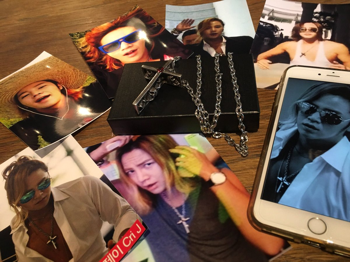 chikonyann's tweet photo. #私のJKSコレクション_JKSFM2022
2016年2月、リヌイのバザー、うな友と雪の舞い散る中長時間待った…入った途端、赤い椅子に座ったカッコよすぎるグンちゃんが走れ！と🤣👿ゲットしたクロスのネックレスは着用写真が沢山😍本当にお気に入りだったんだね、見る度にグンちゃんのパワーを感じるお宝です！ https://t.co/1qCf4BseKi