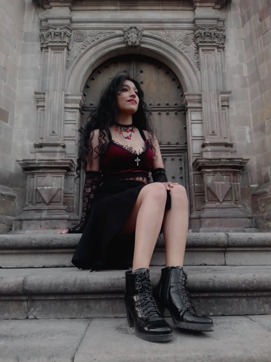 Blancakarely5's tweet photo. Tell me about your darkness night.. ⚰️🥀
HAPPY GOTH WORLD DAY! 🦇
.
.
.
#goth #gothgirl #photography #GothicLove #modelgoth
#alternativestyle https://t.co/L6K7wfKq3J