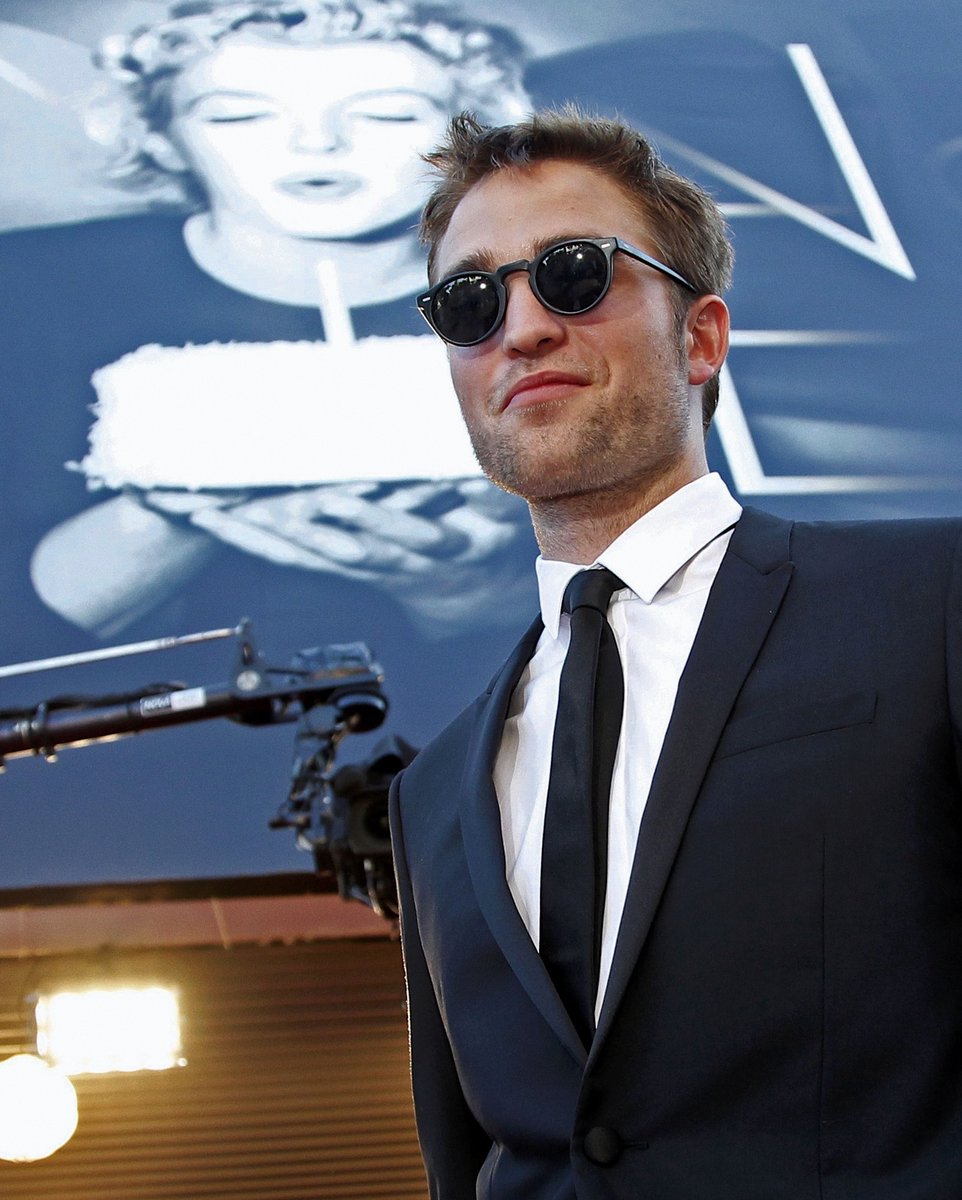 doseofpattinson's tweet photo. so… is this the meaning of paradise? https://t.co/YkXWXOVkn1