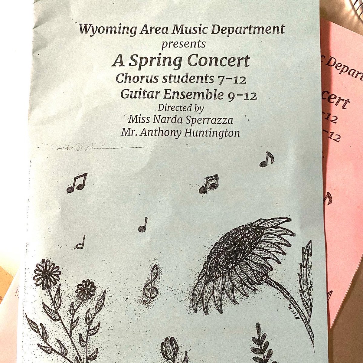 shinyhappymommy's tweet image. An amazing night of choral and guitar music @ Wyoming Area School District! #musicinourschools #springconcert2022 #mrhuntingtonsguitarensemble #wyomingareawarriors