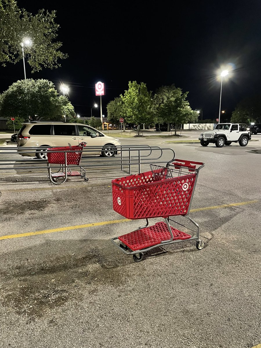 Texaspaleo's tweet photo. Groaned at seeing this shopping cart ONE space away from the corral, so I put it away and then groaned AGAIN to see a wallet abandoned in it and went inside to customer service to return it so I’m all good deeded out for the day. Don’t fuck with me. https://t.co/b2HWJ8Ml4d
