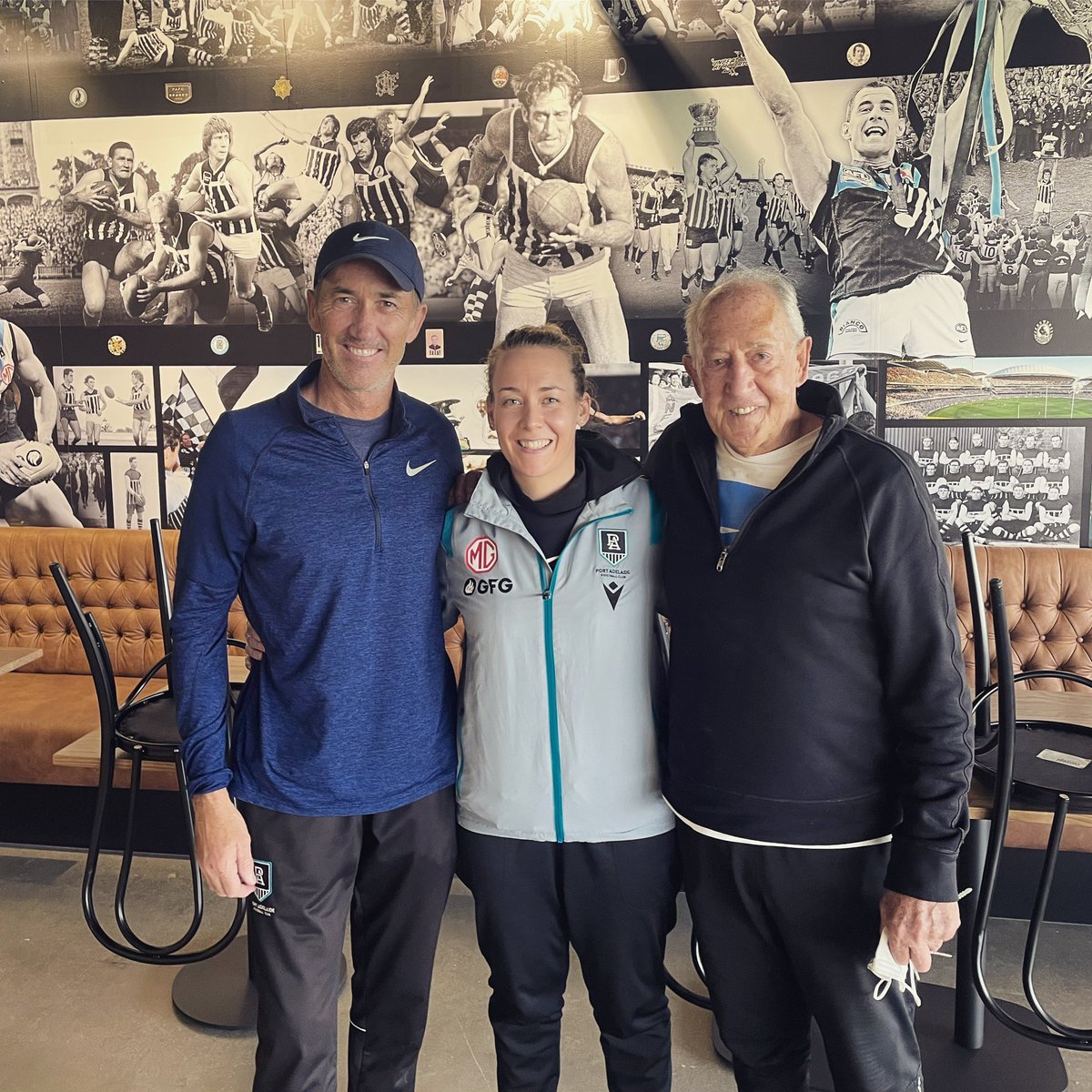Great morning talking footy and coaching with our @pafc_w coach, @Larnell13 and @jvcahill40 Recognize the dude right behind Lauren? 🙃 #ThePrecinct #weareportadelaide⚫️⚪️🔵 @mrichoPAFC