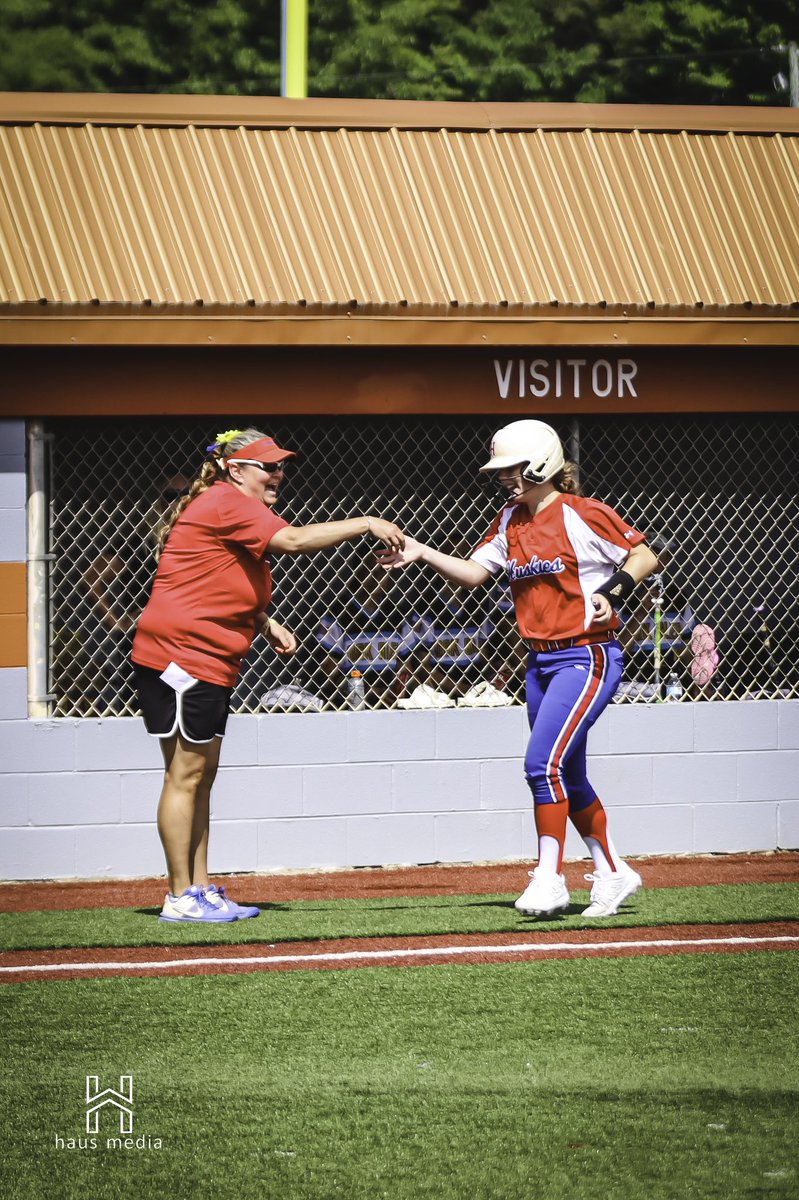 haus_media's tweet photo. @Softball_Hoover #DefendingChamps 

#WVPrepSB 🥎

@wvssac WV State Softball Tournament https://t.co/f5YcbSsaEo