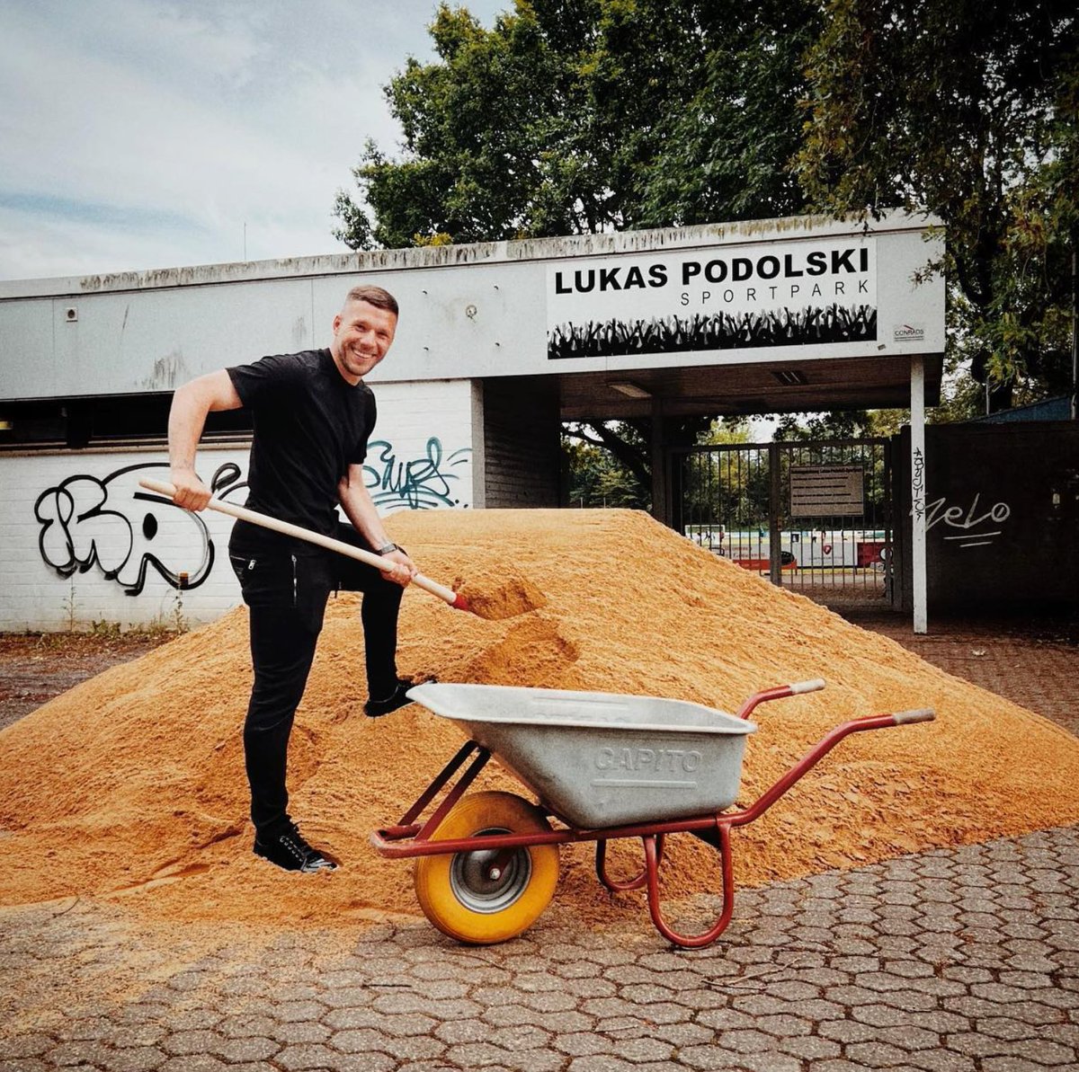 Döner oder Sand? Dann doch lieber <a href="/lukaspodolski/">lukaspodolski</a> leckeren Döner, aber top Aktion <a href="/sophiathomalla/">Sophia Thomalla</a>!🥮
jobs für eine grosse Fuhre Sand gibts bei #jobmine.app
jobmine.app
<a href="/fckoeln/">1. FC Köln</a>
#job #jobsuche #fcköln #uefacup #Fussball  #galatasaray #köln