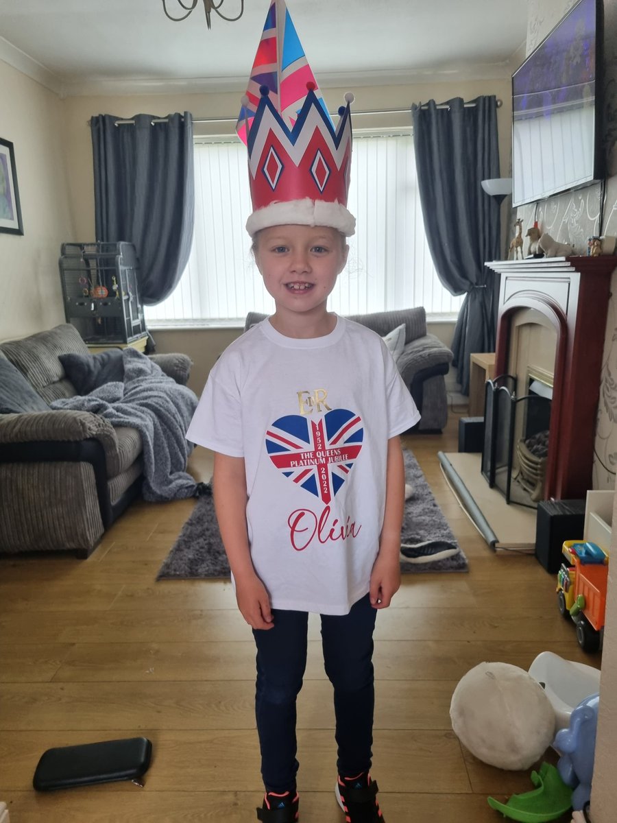 donnakins2's tweet photo. Olivia all ready to celebrate platinum jubilee with @StSaviourCE #makeyourowncrown https://t.co/MkvSSUTmJL
