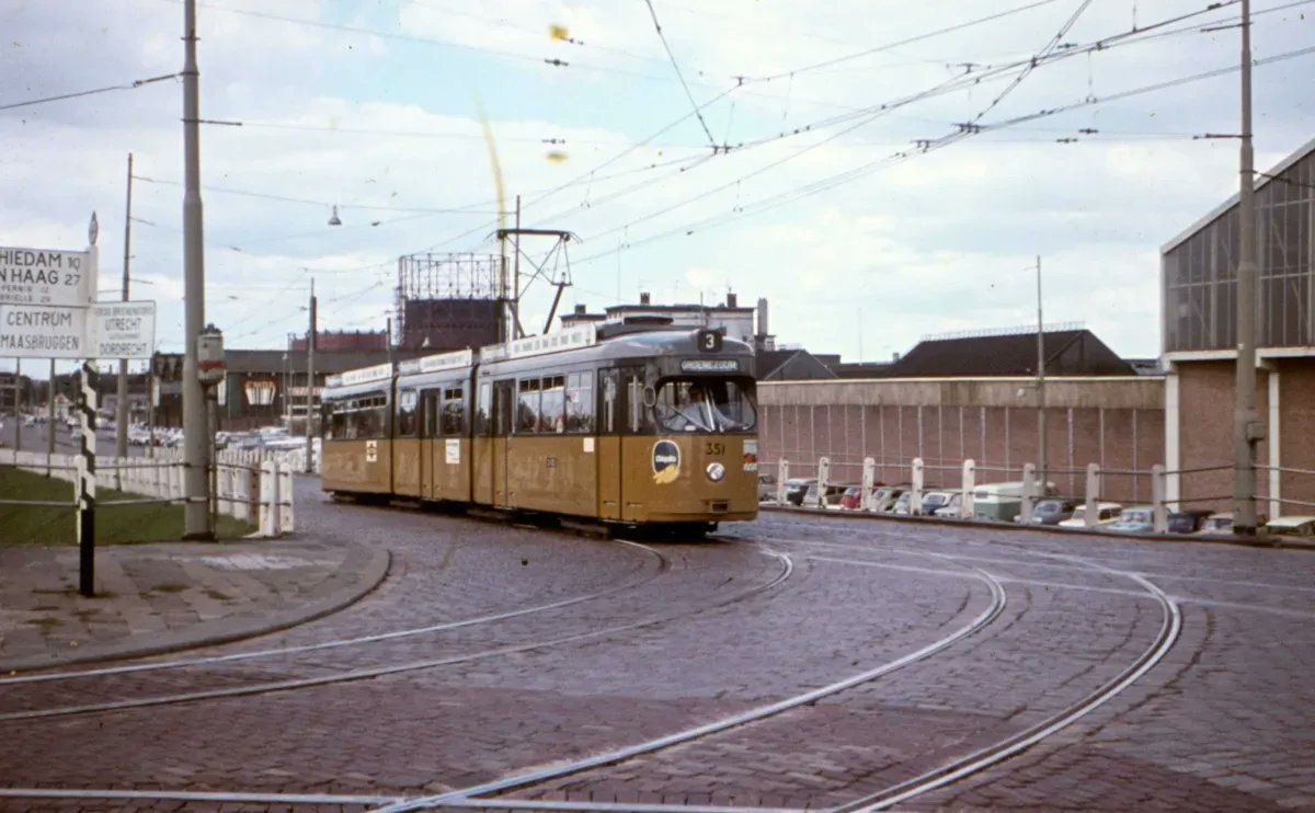 Tramlijn 3 op de Stadionweg bij het Varkenoordseviaduct, 20 augustus 1967. De foto komt van de site buff.ly/376czpK
