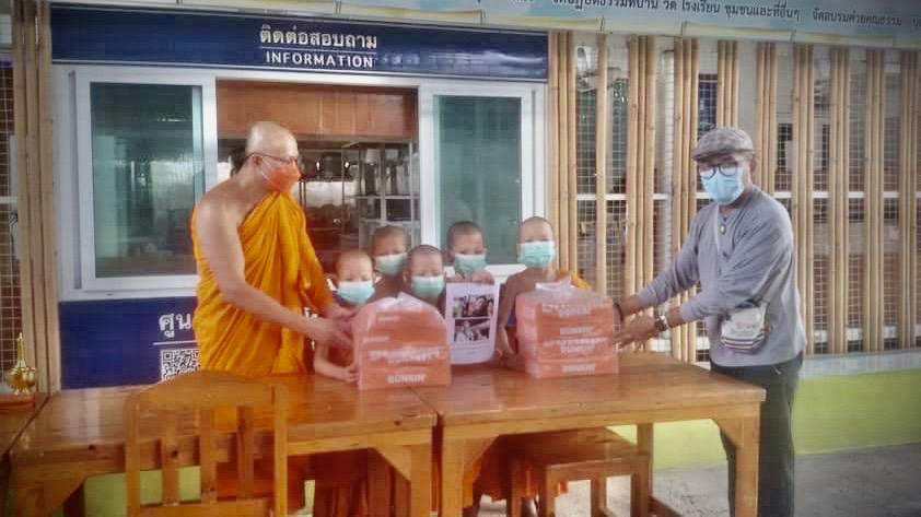 newsplusTH's tweet image. อิ่มบุญอิ่มใจ !! เก้า จิรายุ พร้อมครอบครัว ร่วมบุญเป็นเจ้าภาพถวายโดนัท,ไอศกรีม และแฮมเบอร์เกอร์ ณ สำนักสงฆ์ ศูนย์เบญจธรรม ดอนเมือง newsplus.co.th/entertainment/… #newsplusTH