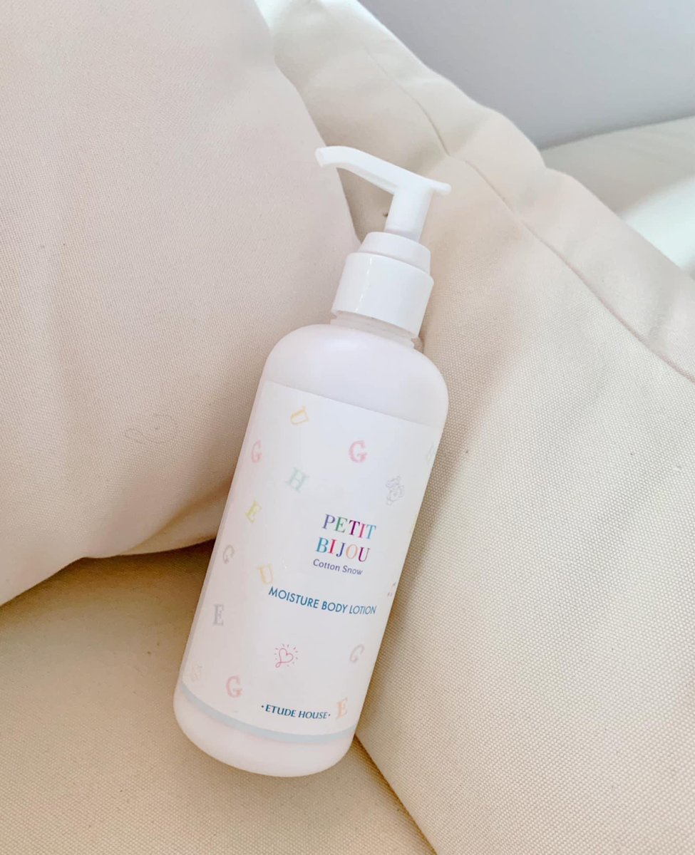 anyongstore's tweet photo. — #อันยองพร้อมส่ง 
etude petit bijou cotton snow moisture body lotion☃️✨
บอดี้โลชั่นกลิ่นแป้งเด็กในตำนาน ยืนหนึ่งเรื่องความหอมละมุนติดผิว พร้อมบำรุงผิวเนียนนุ่มราวกับปุยนุ่นทาแล้วฟิน ให้ฟีลสะอาดสดชื่นราวกับเพิ่งอาบน้ำเสร็จใหม่ๆเลยค่าา

ราคา : 330฿ , 300ml

#etudethailand #etude https://t.co/f9v5eYJgZV