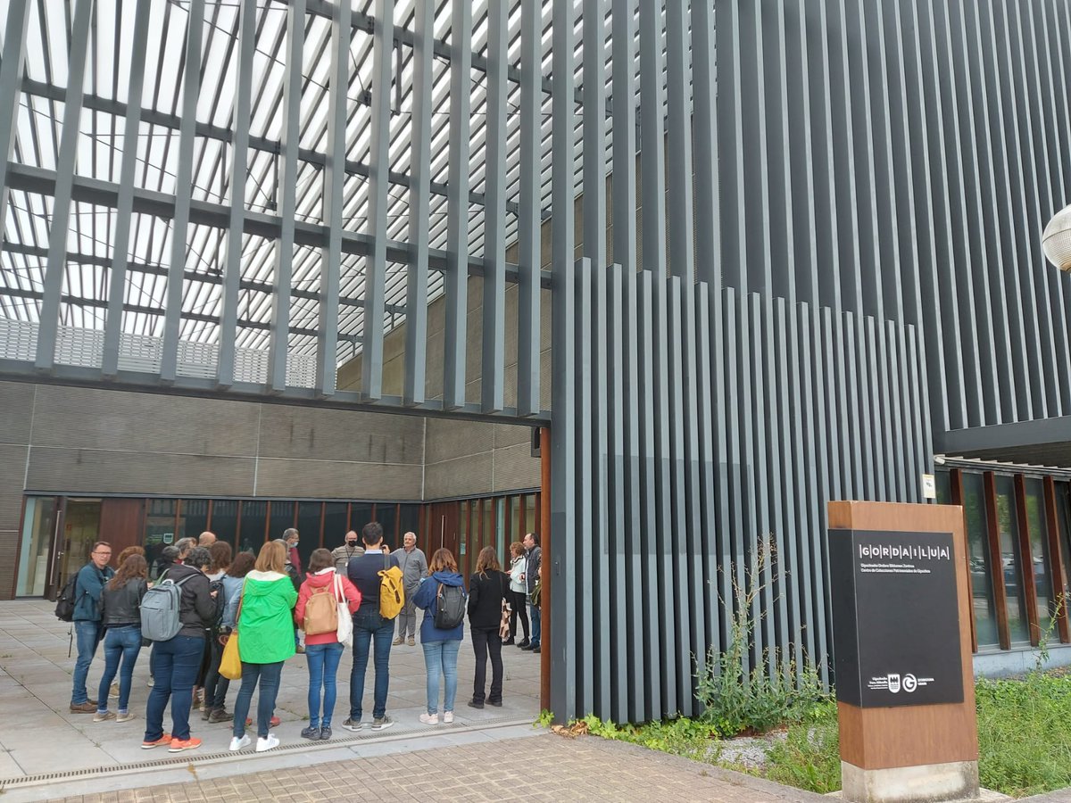 MuseuMorera's tweet image. 🏛️@elNavarroG i l'Imma Bové, director i conservadora-restauradora del Museu, juntament amb diversos tècnics dels museus de la @xmtlla, @MuseuNac_Cat, @patrimonigencat i del #CRBMC, avui visiten el Centre de Col·leccions Patrimonials de #Guipúscoa (@gordailua).