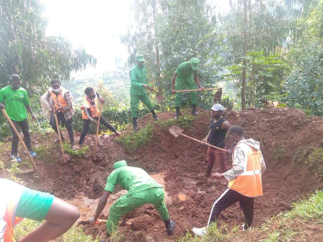 NYC/Gicumbi (@gicumbin) on Twitter photo Muri iki gitondo cyo kuwa 26/05/022 NYC na youth volunteers <a href="/GicumbiDistrict/">Gicumbi District</a> <a href="/Byumbasector1/">BYUMBA SECTOR, Gicumbi District</a> Akagali ka Gisuna bari mu muganda wo kurwanya isuri basibura ibyobo bifata amazi kubufatanye ninzego z'ibanze na Dasso.@ <a href="/RwandaYouth/">Rwanda Youth Council</a> <a href="/NzabonimpaEmmy/">Emmanuel NZABONIMPA</a> <a href="/MUGWANEZAGlori2/">MUGWANEZA Gloria Nadine,MBA</a> Muri iki gitondo cyo kuwa 26/05/022 NYC na youth volunteers <a href="/GicumbiDistrict/">Gicumbi District</a> <a href="/Byumbasector1/">BYUMBA SECTOR, Gicumbi District</a> Akagali ka Gisuna bari mu muganda wo kurwanya isuri basibura ibyobo bifata amazi kubufatanye ninzego z'ibanze na Dasso.@ <a href="/RwandaYouth/">Rwanda Youth Council</a> <a href="/NzabonimpaEmmy/">Emmanuel NZABONIMPA</a> <a href="/MUGWANEZAGlori2/">MUGWANEZA Gloria Nadine,MBA</a>