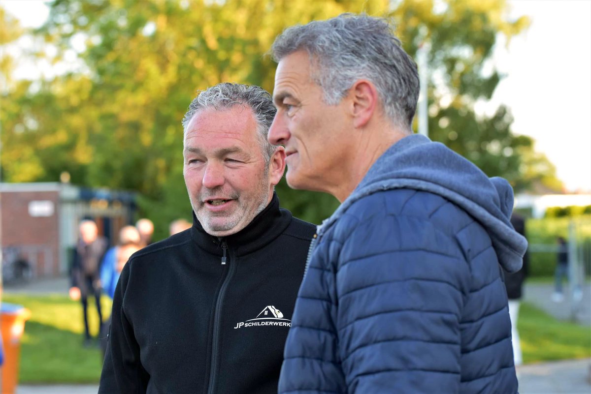 Jan ‘Patat’ Kramer en Jelbert ‘Jip’ Kramer, samen goed voor honderden wedstrijden voor SV Urk 1, waren aandachtig toeschouwer bij de midweekse wedstrijd tussen <a href="/ONSSneek/">ONS Sneek 🔶</a> en <a href="/SVURK/">Sportvereniging Urk</a> #norvuren