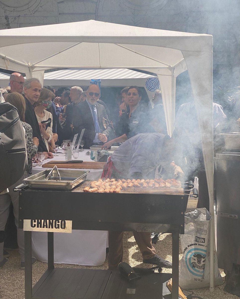 arg_enfrancia's tweet photo. Merci d’être venus si nombreux hier pour commémorer la fête nationale à l’Ambassade Argentine en France 🇦🇷🇦🇷🇫🇷🇫🇷 Un beau moment de rencontre et de convivialité. Feliz día de la Patria 🇦🇷🇦🇷🌞#25deMayo #25DeMayo2022 #Argentina https://t.co/NuWvUvxBsC