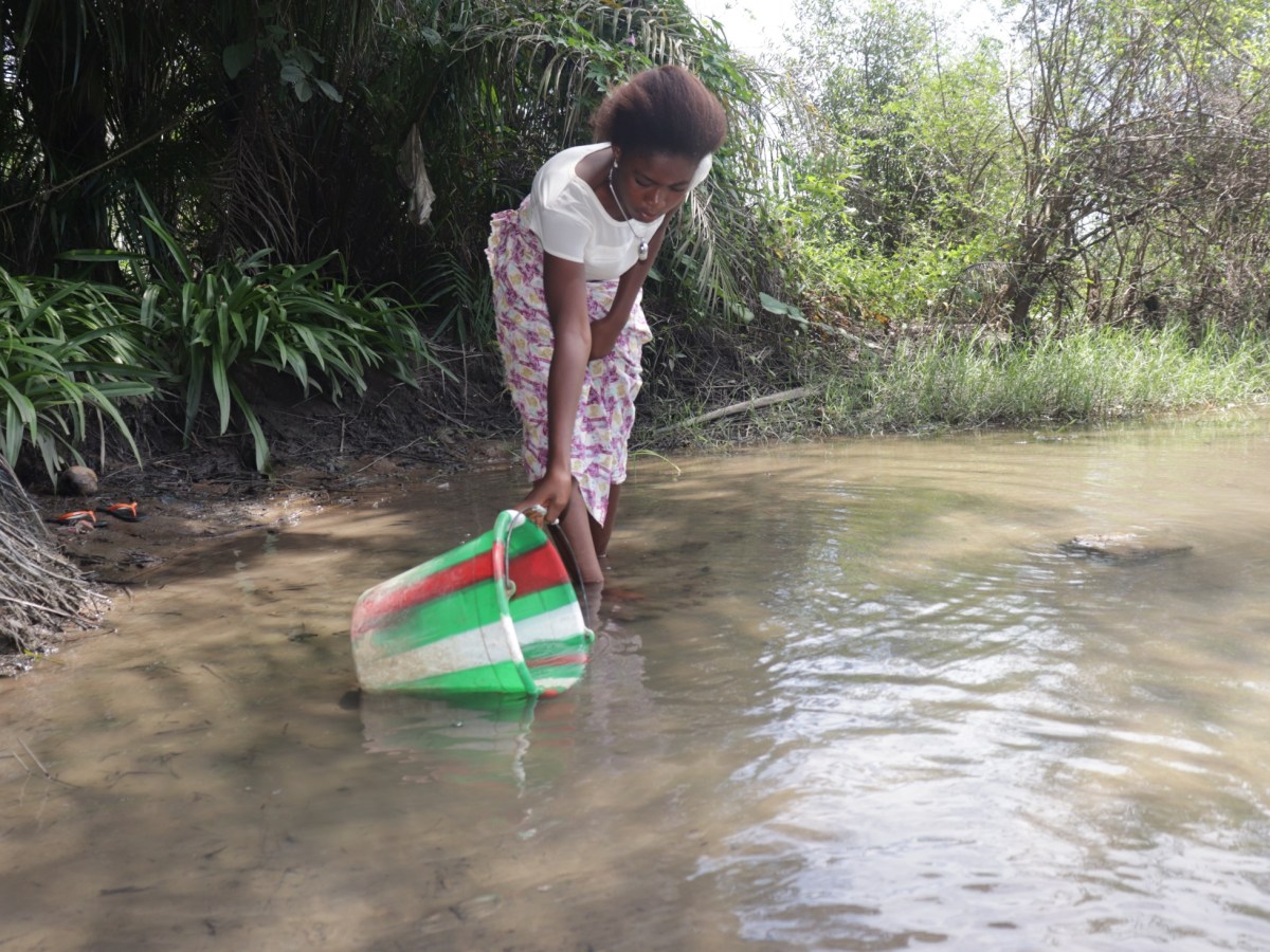H2Ojournalists's tweet photo. #H20throwback
Aminata, experiences harassment and bullying when she tries to collect water each day at over crowded water points in Menika, Sierra Leone. Water scarcity is a common challenge in Menika and as a result, women and girls like Aminata compete to fetch water each day https://t.co/cLEdTLU5vs