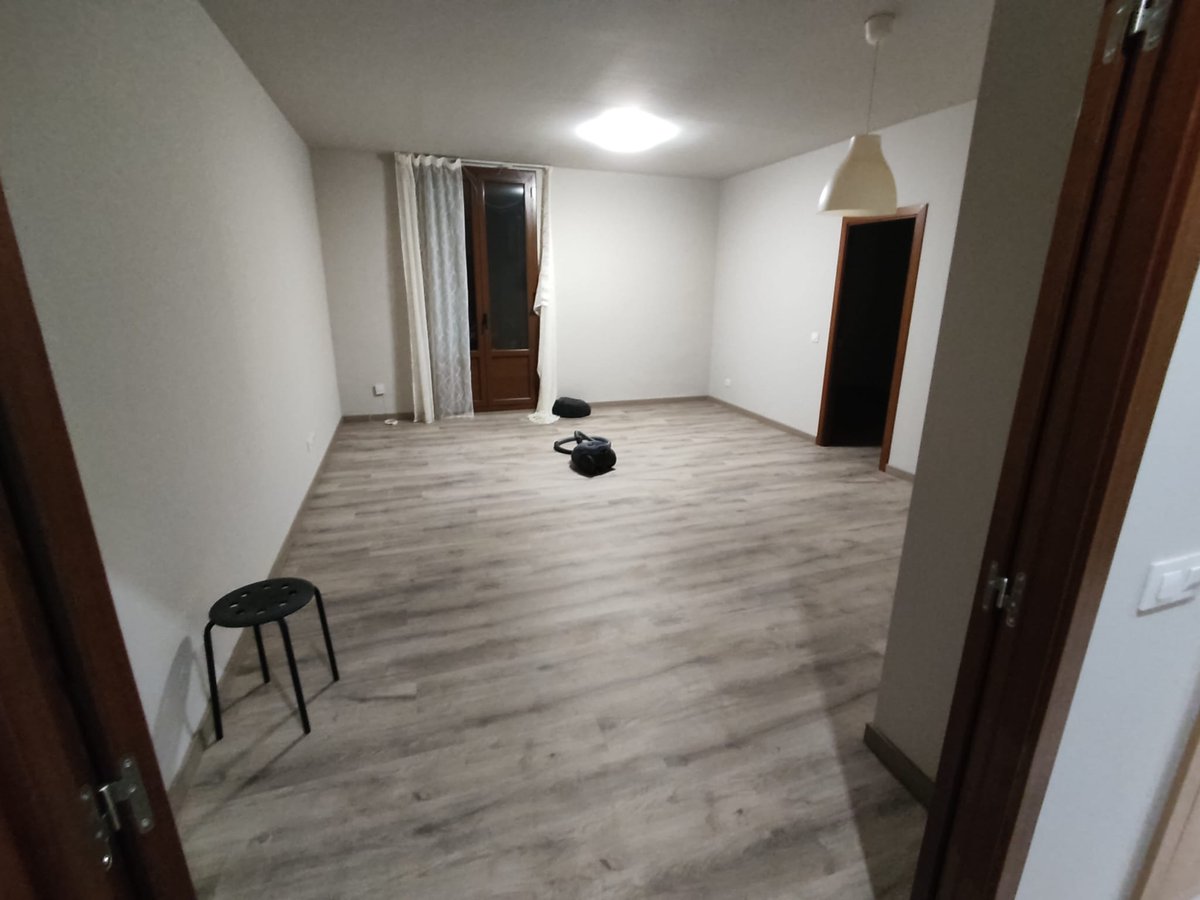decopraktik's tweet photo. Reforma en Caldes de Montbui. Instalación de laminado Locfloor 364. Locfloor Plus en baños y cocina y Locfloor sin agua en el resto de la vivienda. La luz cálida o blanca cambia el color del parquet, aunque es idéntico. https://t.co/OCYir5xMaK https://t.co/490ZSuO7d8