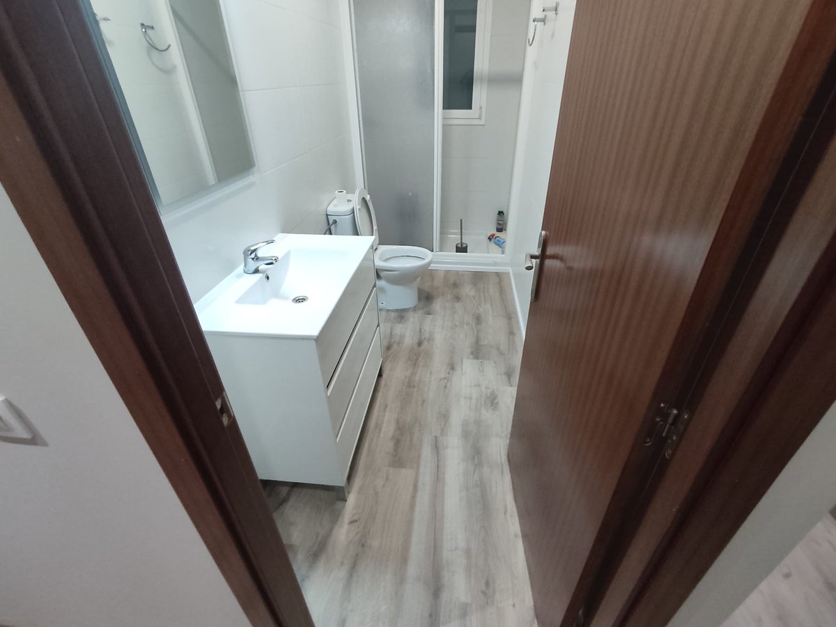 decopraktik's tweet photo. Reforma en Caldes de Montbui. Instalación de laminado Locfloor 364. Locfloor Plus en baños y cocina y Locfloor sin agua en el resto de la vivienda. La luz cálida o blanca cambia el color del parquet, aunque es idéntico. https://t.co/OCYir5xMaK https://t.co/490ZSuO7d8