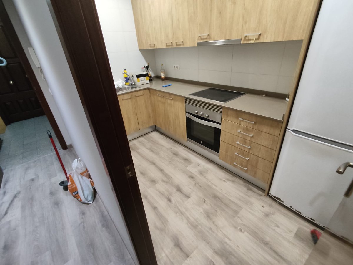 decopraktik's tweet photo. Reforma en Caldes de Montbui. Instalación de laminado Locfloor 364. Locfloor Plus en baños y cocina y Locfloor sin agua en el resto de la vivienda. La luz cálida o blanca cambia el color del parquet, aunque es idéntico. https://t.co/OCYir5xMaK https://t.co/490ZSuO7d8