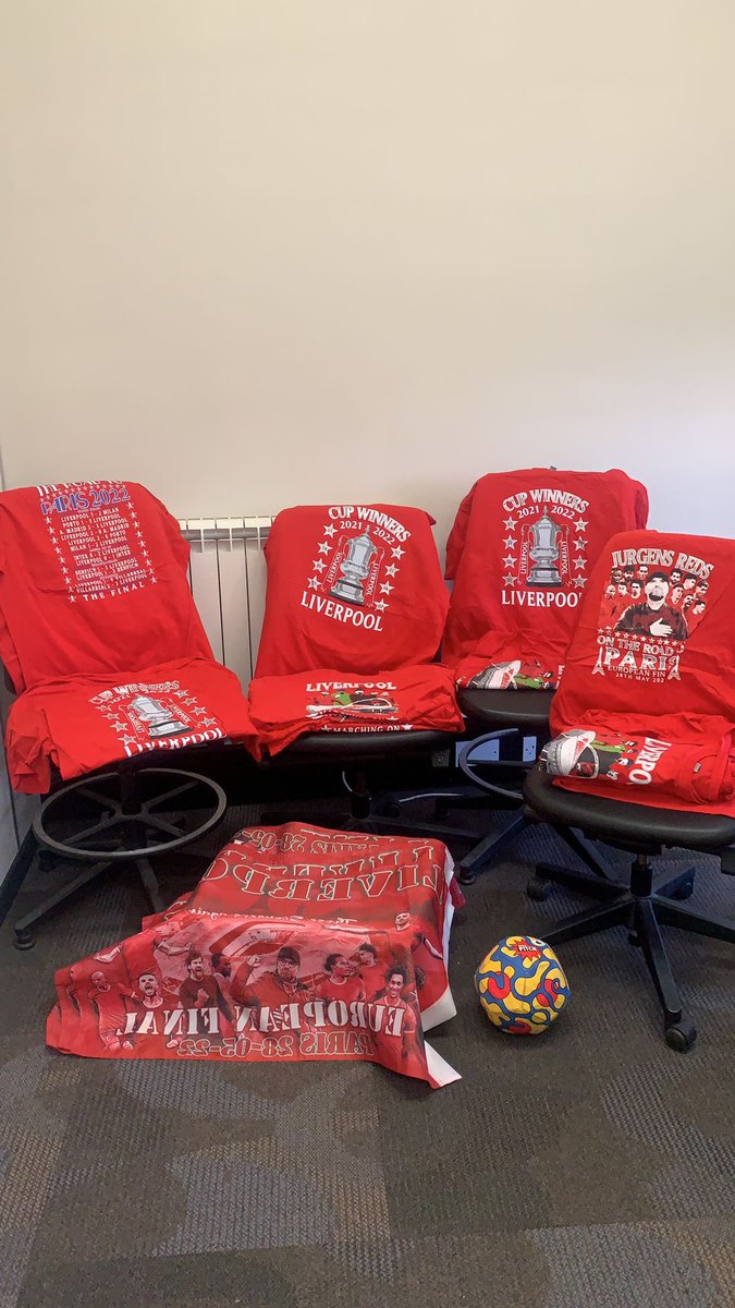 All the minibuses are ready for the LFC fans at U302 to get to Paris this weekend. ⚽️ Credit to the whole team for their hard work this week to make this possible 💨💸 Viva Madrid 🐺😂
