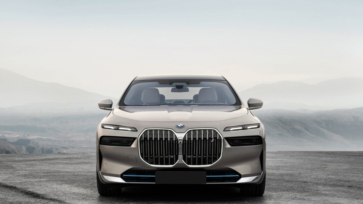 Greendotcar's tweet photo. Check out our latest article - 5 tech highlights of the BMW i7 ⚡

With up to 388 miles range courtesy of a 102kWh battery, the i7 can definitely go the distance between charges.

Learn more about the i7 here 👉 https://t.co/Z14l6oaqnQ https://t.co/Jbl6j4VPVh