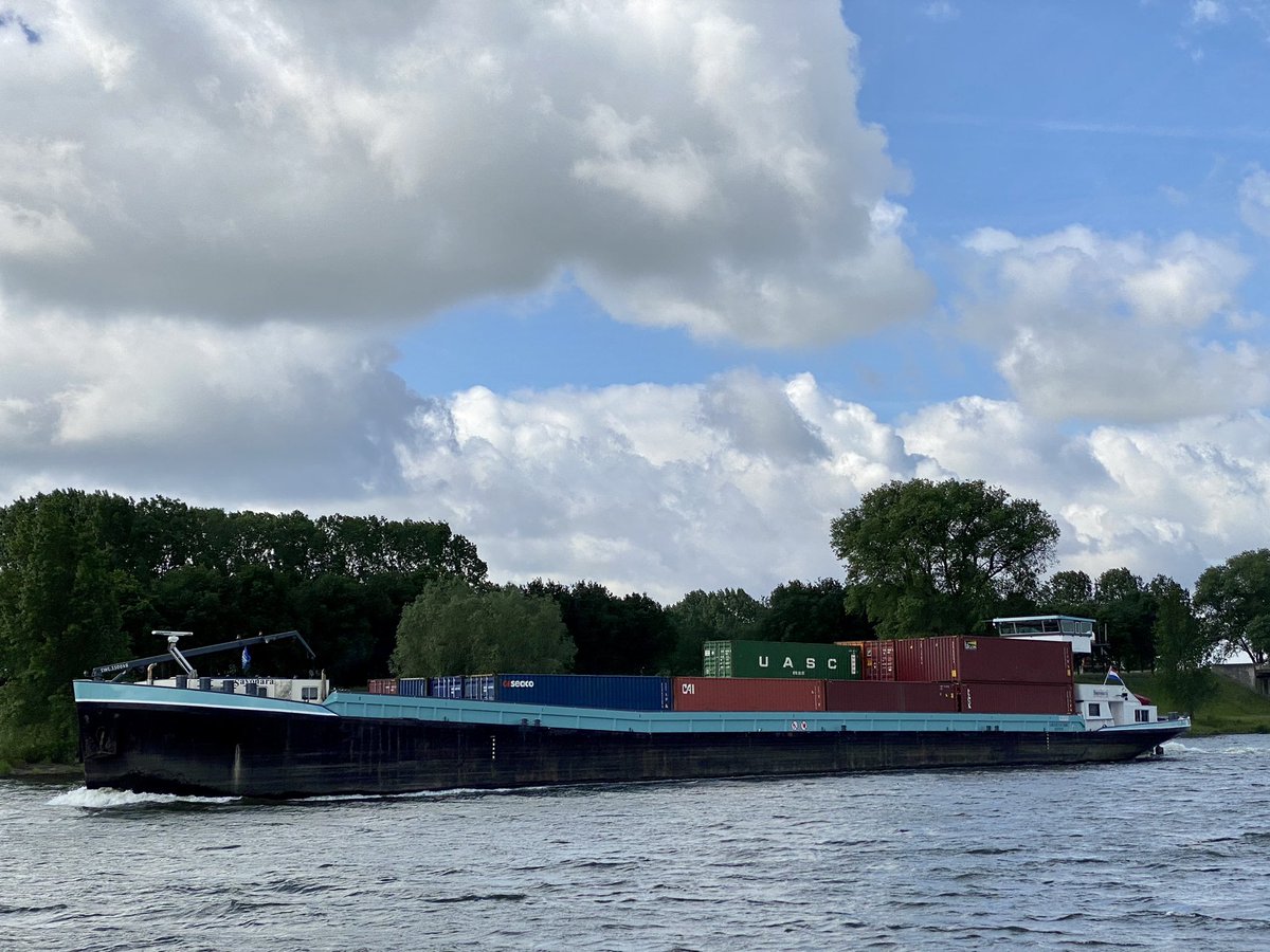 AutenaMarine's tweet photo. Als je op het water bent, altijd leuk om klanten te spotten, in dit geval de #Sayonara op de Bergsche Maas. 😎#ContainerPlanner #binnenvaart https://t.co/gfwnimZSKg