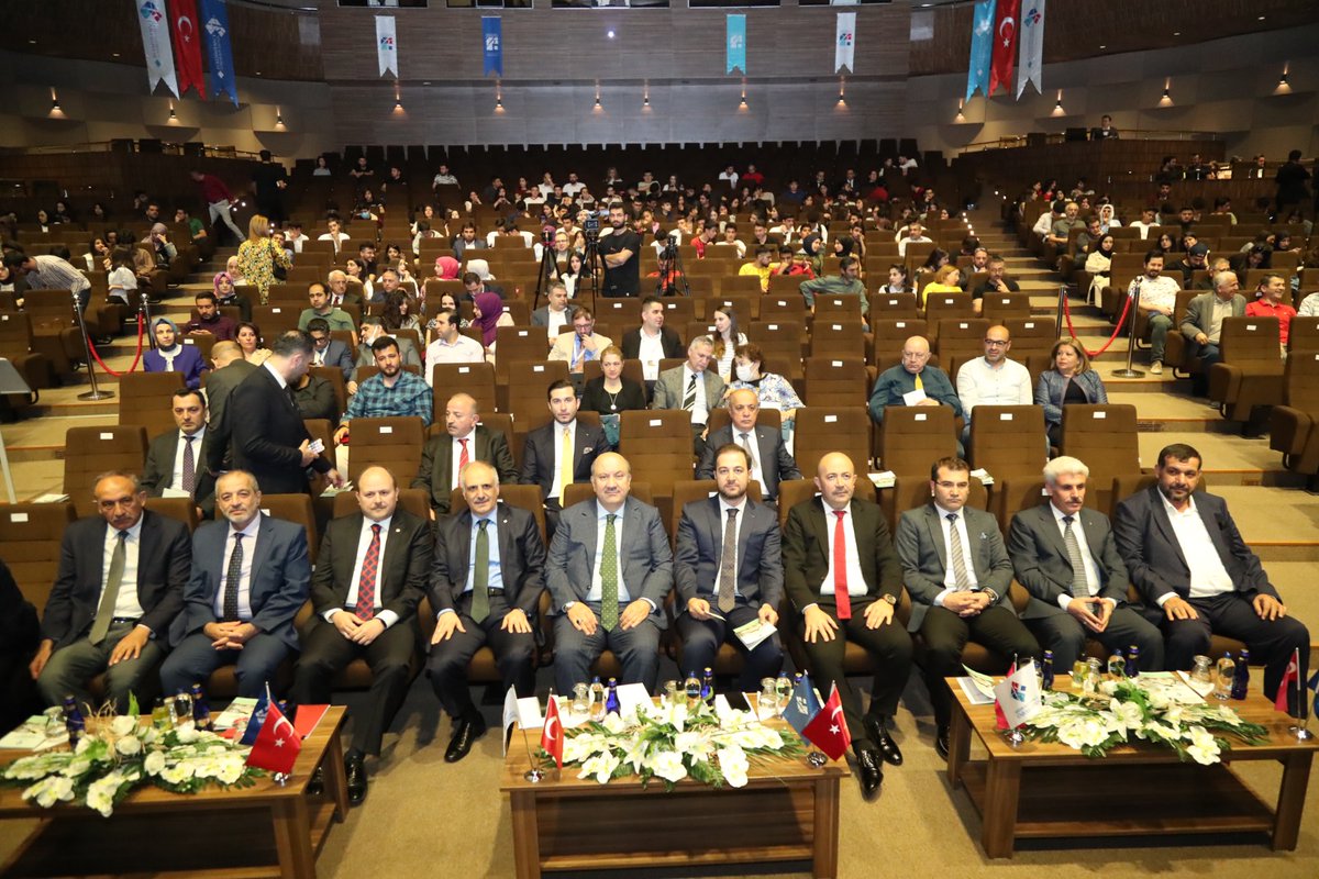 III. Uluslararası İslami Finans ve Muhasebe Kongresi Başladı 💰

Açılışta konuşan <a href="/hkuiisbf/">HKÜ İİSBF</a> Dekanı Prof. Dr. Mazlum Çelik, her geçen yıl daha fazla uluslararası bir hal alan kongreye, 10 farklı ülkeden 79 akademisyenin hazırladıkları bildirilerle katılım sağladıklarını söyledi.
