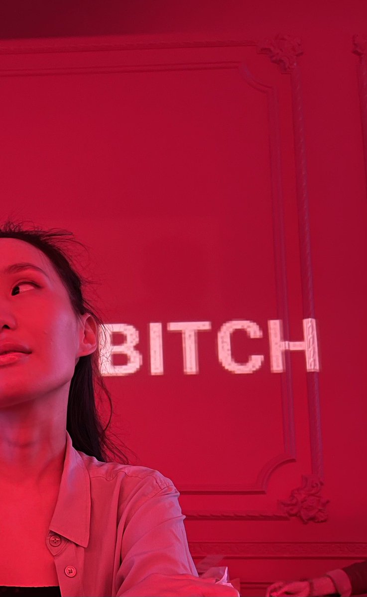 Хотела сфоткаться как ✨bitch✨ но из за торчащих волос получилась как бич