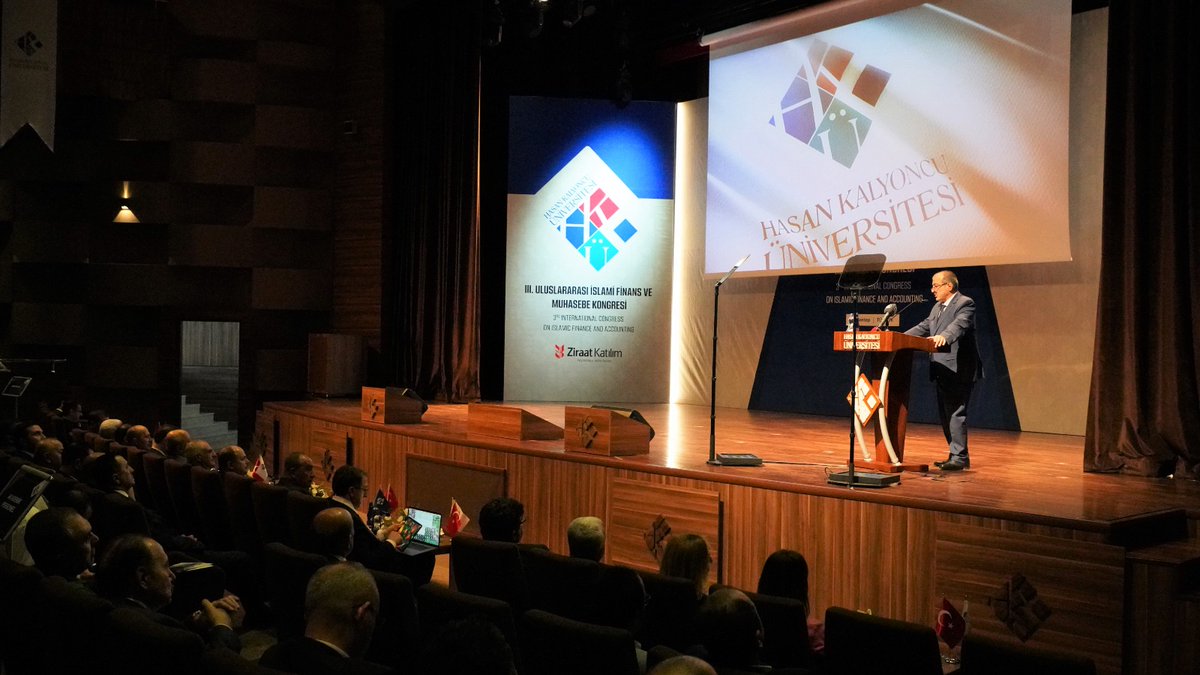 Kongrede katılımcılara seslenen HKÜ Rektörü Prof. Dr. <a href="/TurkayDereli/">Türkay Dereli</a>, üniversite olarak, ekonomi ve finans alanında ülkenin nitelikli insan kaynağı ihtiyacını karşılayabilecek mezunlar yetiştirmeye gayret ettiklerini belirterek, kongre sürecinde emeği geçenlere teşekkür etti.