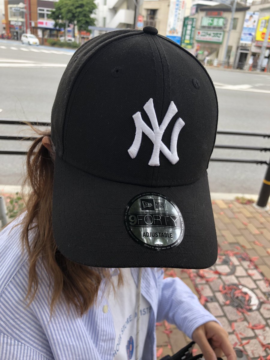 muckey10101's tweet photo. 今日は、外で仕事だから
「ニューエラ」のブラスワキャップを被って行こうか迷ったけど…。
雨予報だからやめたw
そしたら、アシスタントちゃんが
ノーマルを被ってた💦
親子コーデにならなくて、良かった🤣
#NEWERABTS #BTSNEWERA
#あやうく親子コーデ https://t.co/3nAC1hIEdi